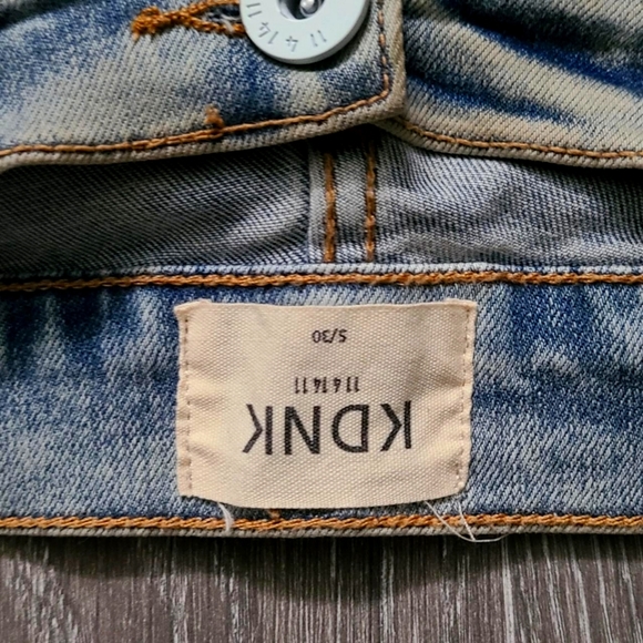 DISTRESSED SLIM JEANS WITH SIDE ZIPPERS ON THE ANKLES. - Picture 3 of 4